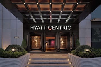 Deluxe Room, 1 King Bed | Premium bedding, minibar, in-room safe, desk
