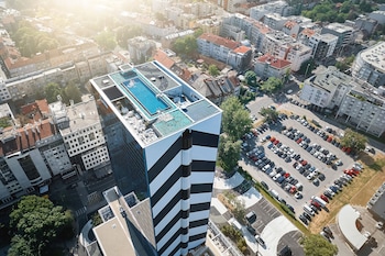 Zonar Clouds Suite | Ropa de cama hipoalergénica y minibar 