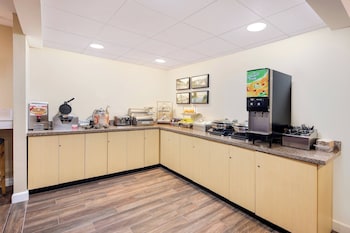 Towne Place Suites Marriott met een stenen gevel, een overdekte ingang en een gastvrij bord.