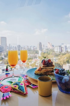 Penthouse, 1 cama King size, balcón, vista a la ciudad | Sala de estar | Televisión de 30 pulgadas con canales vía satélite
