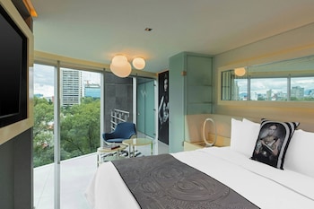 Penthouse, 1 cama King size, balcón, vista a la ciudad | Sala de estar | Televisión de 30 pulgadas con canales vía satélite 