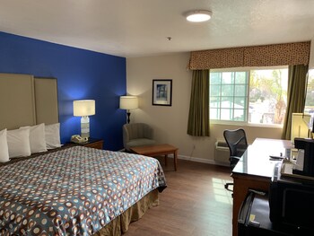 1 kamar tidur, meja kerja, tirai kedap cahaya, dan setrika/meja setrika