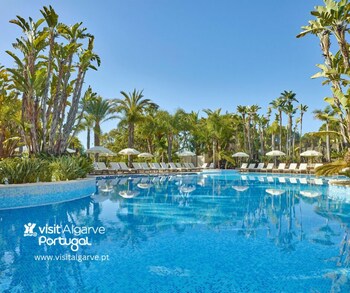 Piscine couverte, 2 piscines extérieures, chaises longues