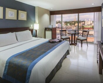 Pillowtop-bedden, een minibar, een kluis op de kamer, een bureau