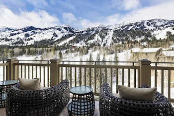 2 restaurants, breakfast, lunch, dinner served; American cuisine