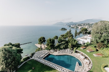 Piscine intérieure, piscine extérieure en saison, 10 h à 18 h, parasols