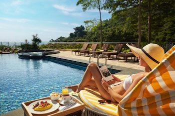 야외 수영장, 07:00 ~ 19:00 오픈, 수영장 파라솔, 일광욕 의자