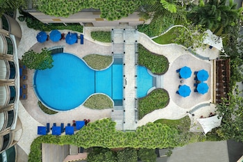 Breakfast, lunch, dinner served; international cuisine 