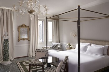 Executive Room | Living area | 55-inch flat-screen TV with satellite channels, TV, Netflix