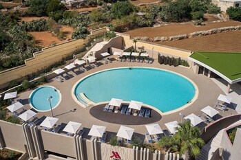Inomhuspool och solstolar