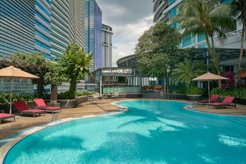 Piscina externa, funciona das 7h às 23h, guarda-sóis, espreguiçadeiras