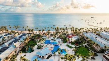 6 piscines extérieures, parasols de plage, chaises longues