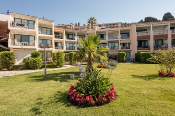 Seasonal outdoor pool, pool umbrellas, sun loungers