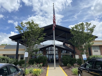 Lunch and dinner served, American cuisine