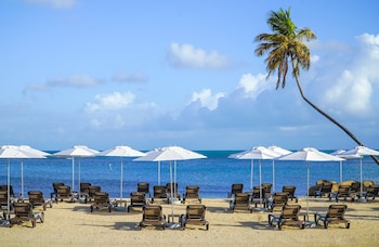 3 buitenzwembaden, open van 07.00 uur tot 22.00 uur, en ligstoelen