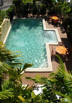 Alberca al aire libre y camastros