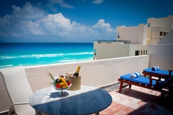 على الشاطئ، رمال بيضاء، مظلات الشاطئ، مناشف للشاطئ