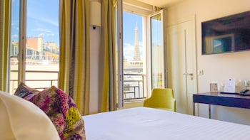 Gustave Double Room | Minibar, in-room safe, desk, blackout drapes