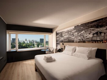 Fachada de la propiedad por la tarde o noche