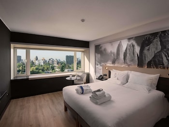 Façana frontal de l'allotjament (vespre/nit)