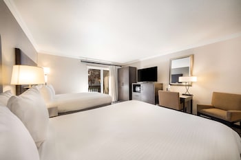 Chambre Standard, 2 grands lits, non-fumeur, patio (Not Pet Friendly) | Coffre-fort, bureau, espace de travail pour ordinateurs portables