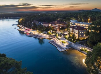 Plage privée à proximité, chaises longues, parasols, serviettes de plage