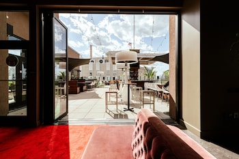 Breakfast and dinner served