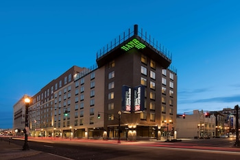 Petit déjeuner et dîner servis sur place