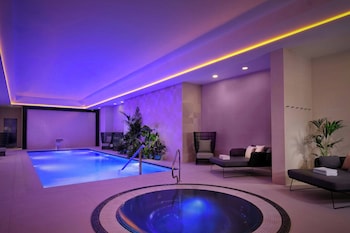 Room, 1 Queen Bed, Non Smoking | 1 bedroom, premium bedding, down comforters, minibar