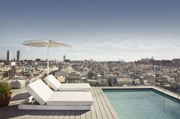 Outdoor pool, pool umbrellas, sun loungers