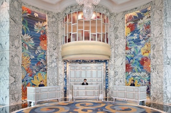 Piscine extérieure, parasols de plage, chaises longues