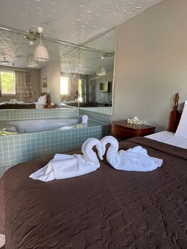 Romantic Studio Suite, 1 Queen Bed, Hot Tub