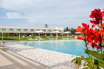 Sisäuima-allas ja 2 ulkouima-allasta avoinna 8.30–19.00, aurinkovarjoja