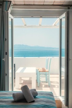 En la playa, camastros, sombrillas y 2 bares en la playa 