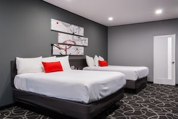 Habitació individual Deluxe, 2 llits de matrimoni, frigorífic i microones | Escriptori, planxa i posts de planxar, wifi gratuïta i roba de llit