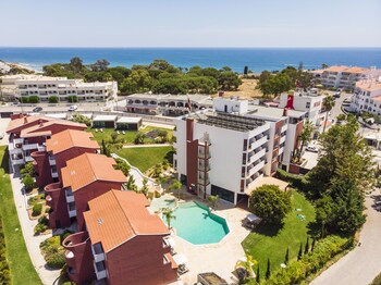 Ubicación cercana a la playa y arena blanca