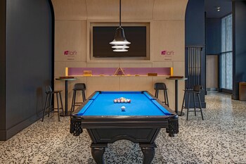 Alberca al aire libre y camastros 