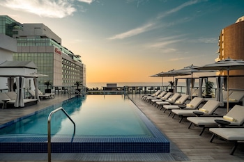 Ulkouima-allas, maksullisia cabañoita, aurinkovarjoja