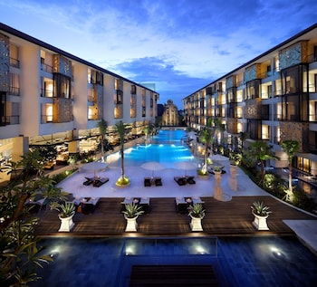 Outdoor pool, open 7:00 AM to 7:00 PM, pool umbrellas, pool loungers