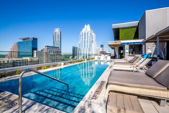 2 bars/lounges, rooftop bar, lobby lounge