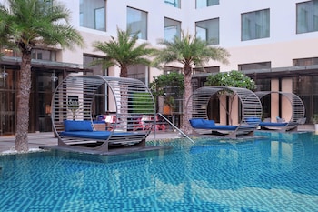 Piscine extérieure, parasols, chaises longues