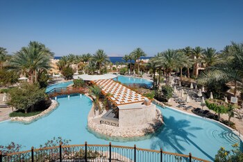 Playa privada, playa de arena blanca, camastros y sombrillas