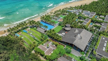 2 bars/lounges, poolside bar, beach bar