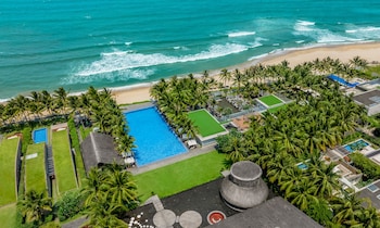 2 bars/lounges, poolside bar, beach bar