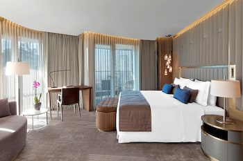 Suite, 1 Bedroom, Park View | Premium bedding, down duvets, Tempur-Pedic beds, minibar