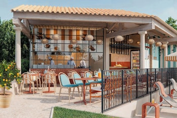 Alberca al aire libre y camastros