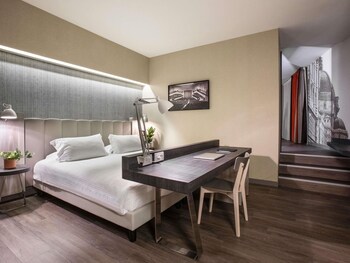 Premium bedding, minibar, in-room safe, desk