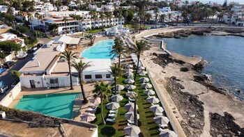 2 piscinas al aire libre (de 10:00 a 18:00), sombrillas, tumbonas