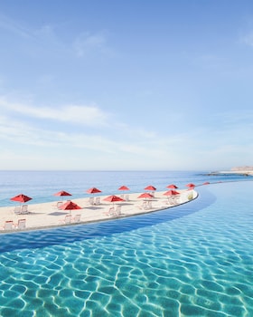 3 piscines a l'aire lliure, cabanes (de pagament) i para-sols