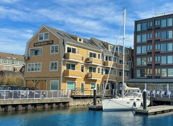 Premier suite, 1 kingsize bed, balkon, uitzicht op haven | 1 slaapkamer, hypoallergeen beddengoed, een laptopwerkplek